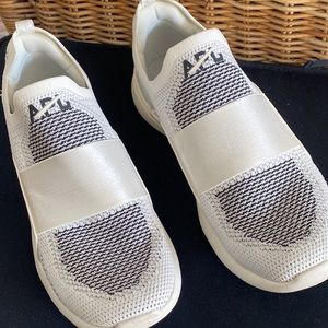 APL Techloom Bliss Propulsion Black and White Running Shoe Sz 9 Going GONE ⚠️